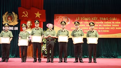 Trao giải cuộc thi tìm hiểu 70 năm truyền thống lực lượng ANND
