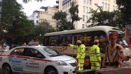 "Phong trào" tung clip liên quan đến CSGT lên mạng: Góp ý hay ý đồ?