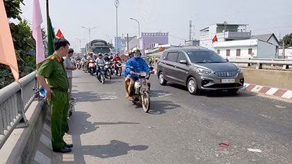 Một người nhập viện sau va chạm liên hoàn trên cầu Tân Hương