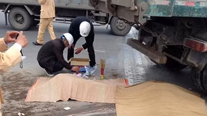 Va chạm ngã ra đường, 2 người đi xe máy chết thảm
