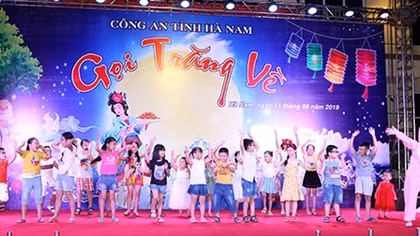 Công an Hà Nam tổ chức đêm hội “Gọi trăng về” cho con CBCS