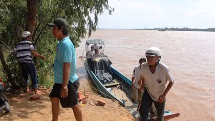 Người dân bất lực nhìn sóng lớn cuốn trôi 2 thuyền viên sà lan