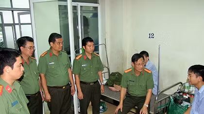 Thăm hỏi, tặng quà cán bộ, chiến sỹ có hoàn cảnh khó khăn.