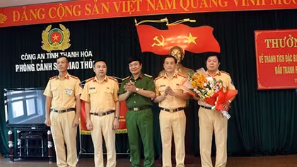 Khen thưởng tập thể, cá nhân xuất sắc trong đấu tranh trấn áp tội phạm ma túy