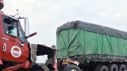 Container nát bươm sau cú húc đuôi “đồng nghiệp”