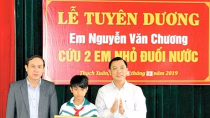 Tặng Bằng khen cho học sinh dũng cảm cứu 2 em nhỏ khỏi đuối nước