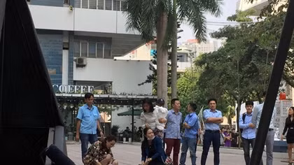 Nam sinh viên trọng thương vì người tự tử rơi trúng đầu ở sân ĐH Kiến trúc
