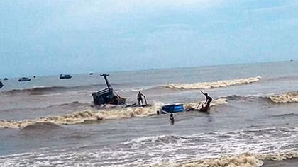 Chìm tàu tại biển Nam Phi: 4 thuyền viên Việt Nam được cứu sống