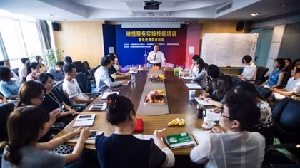 Phụ nữ khá giả chi tiền để thám tử săn bồ nhí của chồng