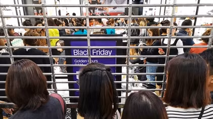 "Thượng đế" chen nhau mua sắm hàng hiệu ngày Black Friday