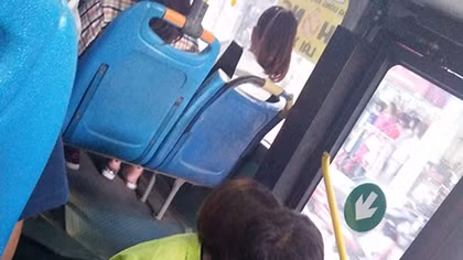 Phản cảm đôi nam nữ “âu yếm” nhau trên xe buýt