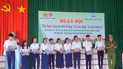 Trao tặng 70 tủ sách nhân ái cho các trường học ở Sóc Trăng