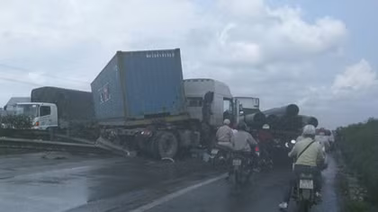 Tai nạn liên hoàn, quốc lộ 5 ùn tắc nghiêm trọng