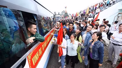 Tân binh huyện Đan Phượng nô nức lên đường nhập ngũ