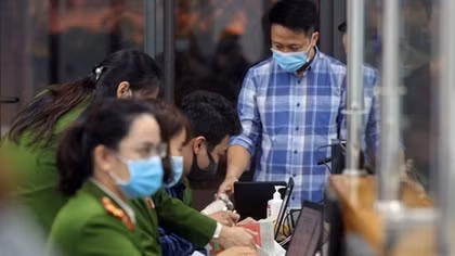 Công an Hà Nội làm việc 3 ca, cấp căn cước gắn chíp cho người dân