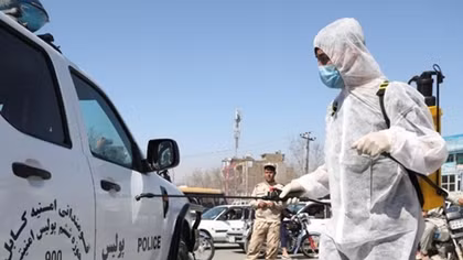 Khủng bố IS, Taliban cố làm lành với nhân viên y tế vì… sợ COVID – 19