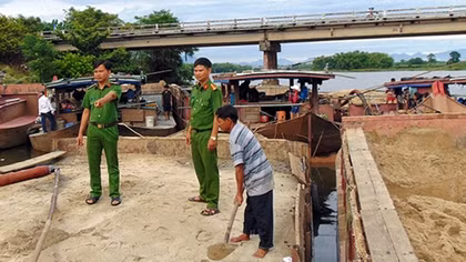 Xử lý nghiêm đối tượng “móc ruột” sông Thu Bồn