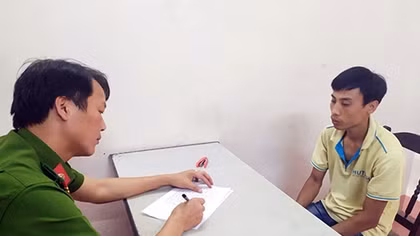 Tạm giữ đối tượng có hành vi biến thái khi tham gia giao thông