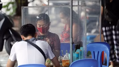 Nhiều hàng quán lắp vách ngăn phòng dịch COVID-19