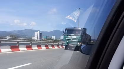 Xe tải ngang nhiên chạy ngược chiều trên cao tốc Láng – Hòa Lạc