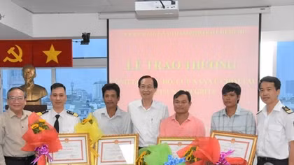 Khen thưởng tập thể và cá nhân cứu hộ, cứu nạn vụ chìm tàu trên sông Lòng Tàu