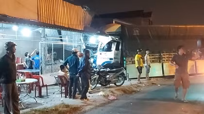 Đi vào đường đang thi công, một xe tải lao vào nhà dân