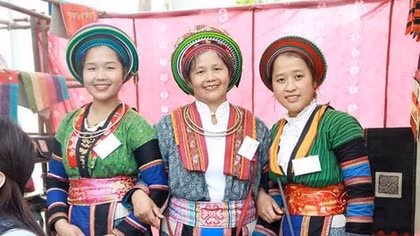 Người phụ nữ đưa thổ cẩm Mông ra thế giới