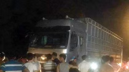 Cứu người bị tai nạn, 6 người bị xe tải tông thương vong