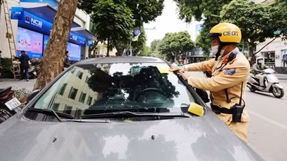 166 ô tô bị CSGT Hà Nội dán thông báo “phạt nguội”