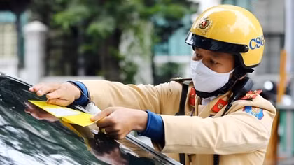 CSGT Hà Nội dán thông báo phạt nguội trên kính ôtô