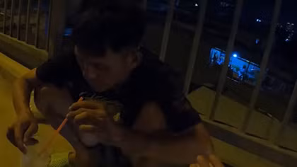 Dìu nhau qua gian khó