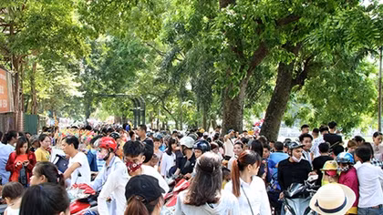 Công viên Thủ Lệ đông nghịt người ngày Tết Độc lập