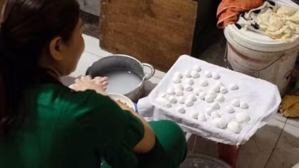Người làm bánh trôi, bánh chay hối hả ngày Tết Hàn thực