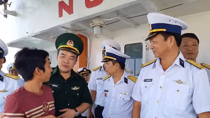 Tàu 904 đưa 2 ngư dân bị nạn trên biển về đất liền an toàn