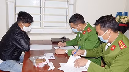 Trộm 60 triệu của người đi cùng xe khách từ Nội Bài về Hà Nam
