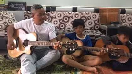 Lớp học đàn miễn phí giữa rừng thông và người cha "đặc biệt" của 4 đứa con