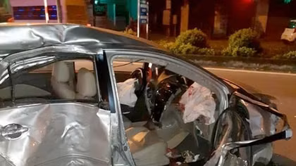 Khoảnh khắc xe khách đâm taxi khiến 3 người tử vong 
