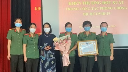 Khen thưởng sáng chế “áo chống sốc nhiệt” trong phòng dịch
