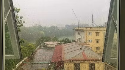 Hà Nội đón mưa vàng giải nhiệt ngày đầu tuần