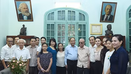 Thủ tướng Nguyễn Xuân Phúc dâng hương tưởng niệm cố Tổng Bí thư Lê Duẩn
