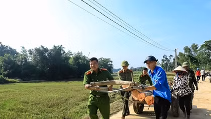 Tranh thủ ngày nghỉ, Công an Hương Sơn giúp dân làm nông thôn mới