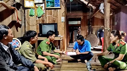 Về buôn làng vận động nhân dân giao nộp vũ khí, vật liệu nổ