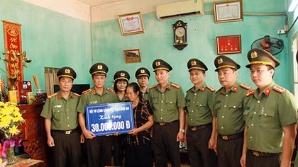 Món quà nghĩa tình gửi tặng thân nhân gia đình 3 liệt sĩ CAND hy sinh tại xã Đồng Tâm