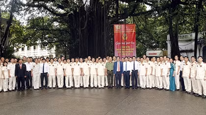 Các điển hình tiên tiến trong CAND giao lưu với Báo Nhân Dân
