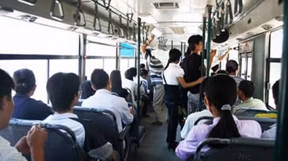 Đình chỉ phụ xe buýt gạ hành khách tiền chuộc điện thoại và đi nhà nghỉ
