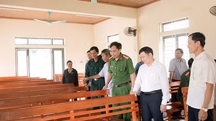 Bàn giao 60 ghế ngồi hội trường cho nhà văn hóa thôn
