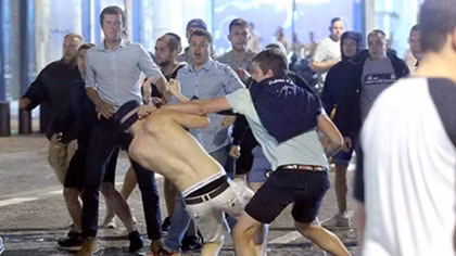 Hooligan Pháp tấn công cổ động viên Anh tại Lyon