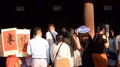 Người dân xin chữ đầu năm dưới tiết trời nắng nóng như mùa hè