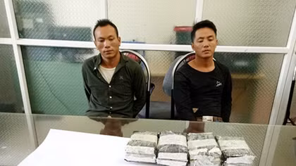 Bắt 2 đối tượng vận chuyển 8 bánh heroin ở Lào Cai