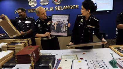 Malaysia: “Khui” hàng loạt chính trị gia dùng bằng cấp giả